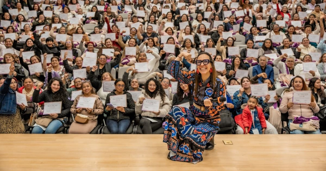 Foto de las mujeres se graduadas con programa 'LiderTesas' en Bogotá.