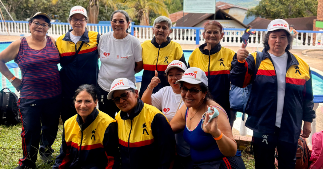 Foto de un grupo de adultos mayores haciendo actividades