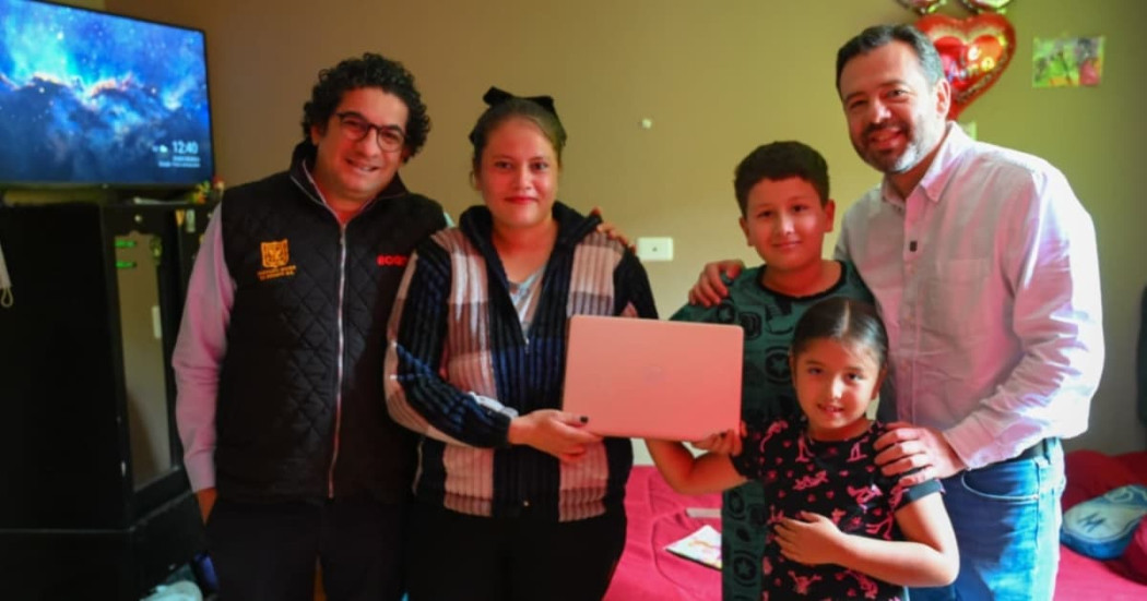 Foto de la entrega de computadores a una de las familias beneficiadas del programa 'Conexión Social' en Bogotá.