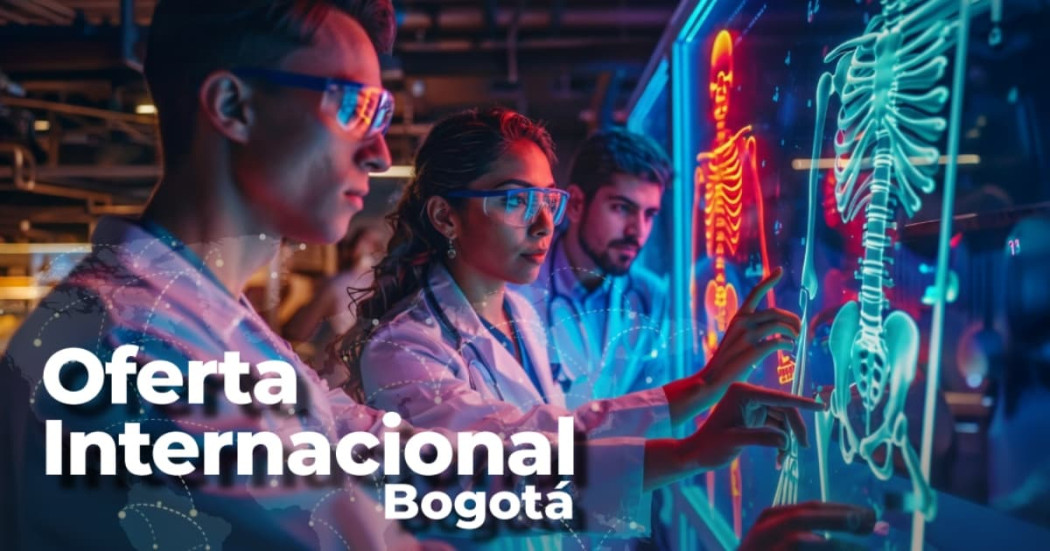 Foto de tres personas y científicos frente a una pantalla digotal.