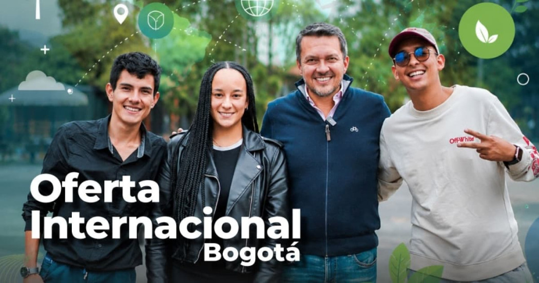 Foto de un grupo de jóvenes en un evento académico en Bogotá.