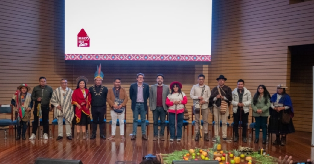 Foto de un grupo de personas indígenas en una charla 