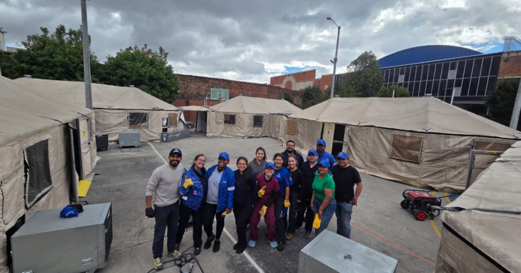 Foto de funcionarios de salud en hospitales de campaña