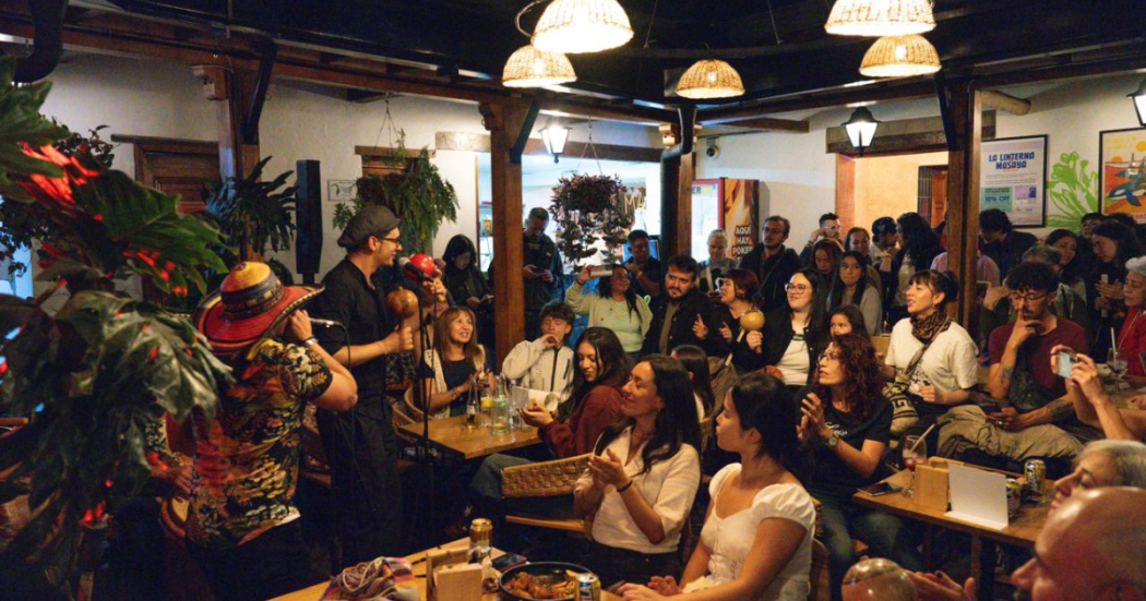 Foto de un grupo de personas en un restaurante
