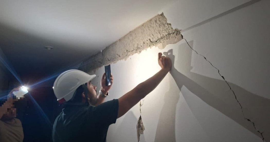 Foto de una revisión técnica a viviendas en Bogotá con grietas tras terremoto.