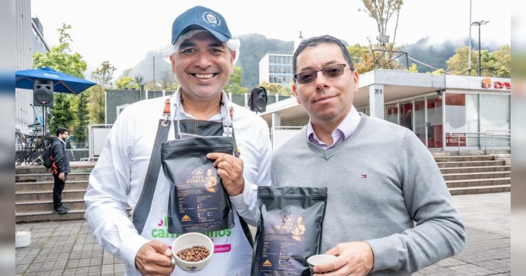 Foto de dos emprendedores y procesadores de café en Bogotá.