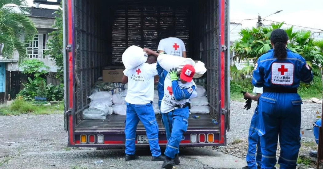 Foto de funcionarios de la Cruz Roja Seccional Bogotá-Cundinamarca, apoyando labores de descarga de vehículos con ayudas en zonas afectadas.
