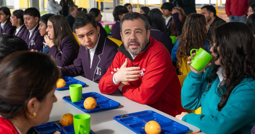 Foto del alcalde Carlos Fernando Galán junto a estudiantes del colegio Jaime Garzón.