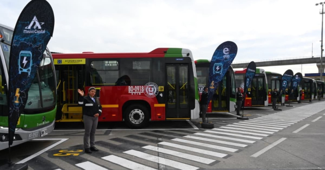 Foto de los nuevos buses duales eléctricos de TransMilenio en Bogotá.