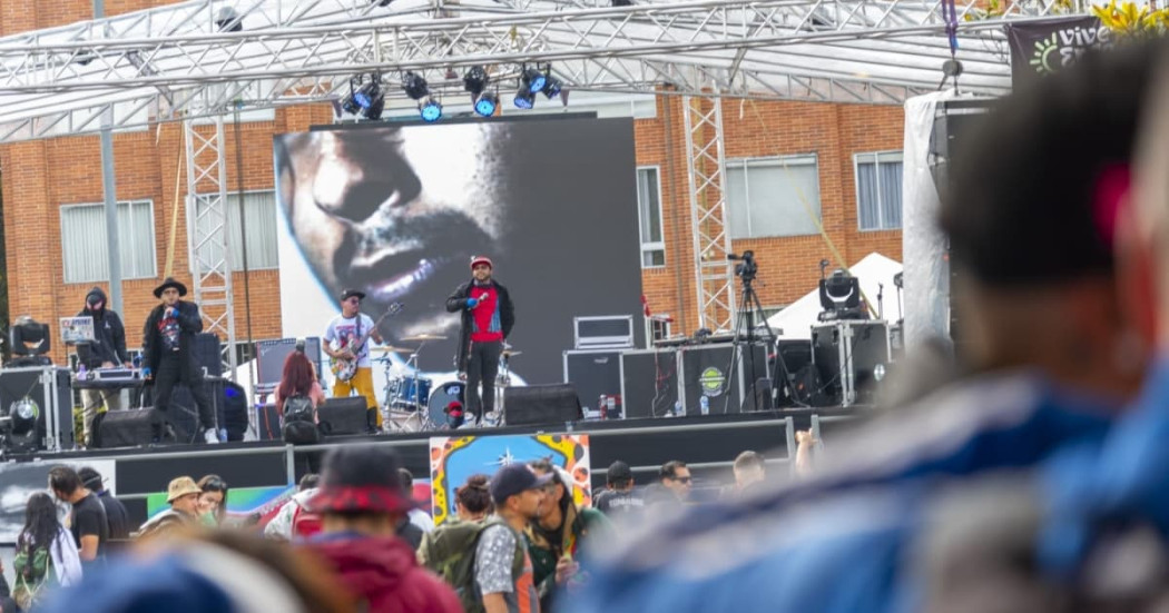 Foto de una tarima con artistas hip hop en Bogotá.