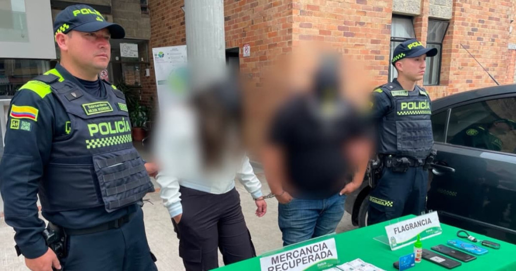 Foto de los dos capturados por robar $1 millón y alterar cajero electrónico en Bogotá.