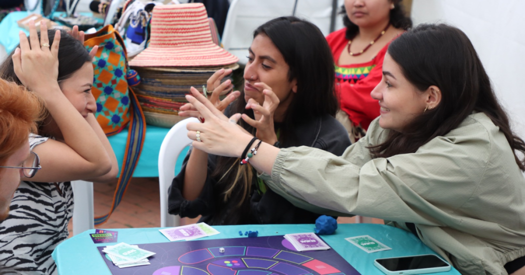 Foto de tres mujeres interactuando 