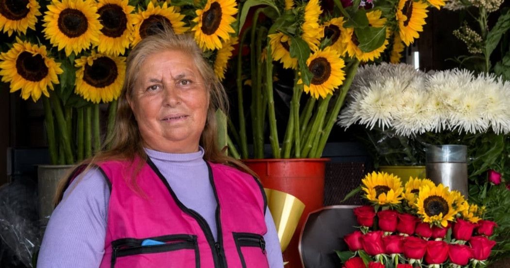 Foto de Luz Mary Rodríguez, vendedora de flores en uno de los puntos del IPES en Bogotá.