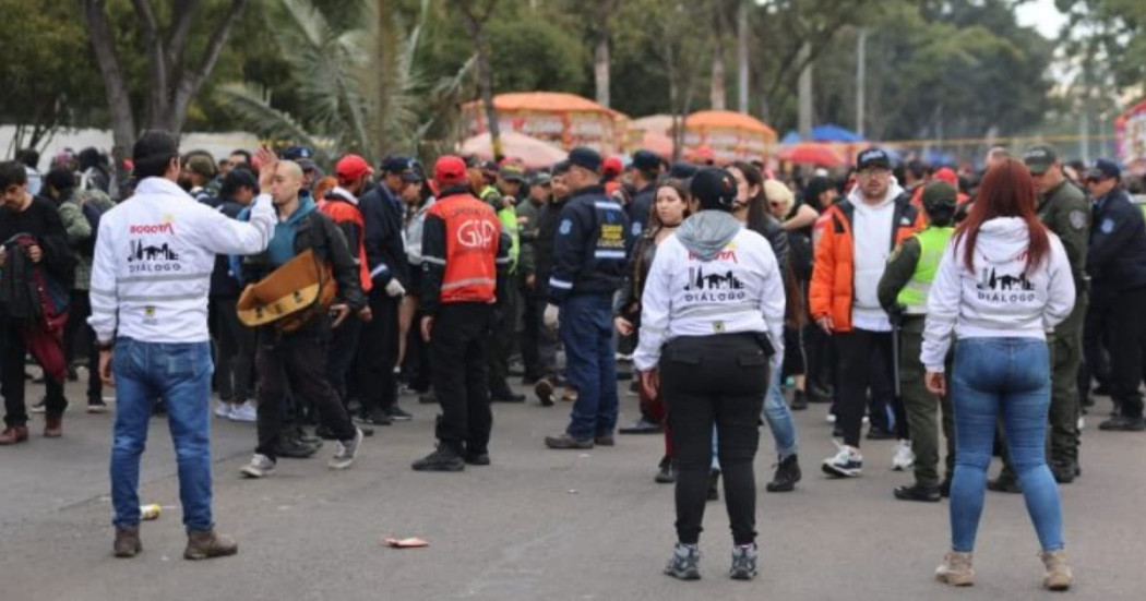 Foto de gestores de diálogo acompañando marchas en calles de Bogotá.