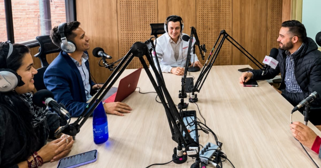 Foto de una cabina de radio de un medio comunitario en Bogotá.