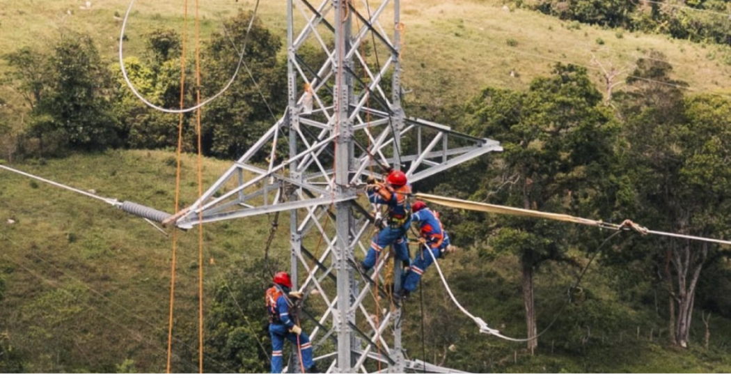 Foto que muestra trabajadores de Enel Colombia