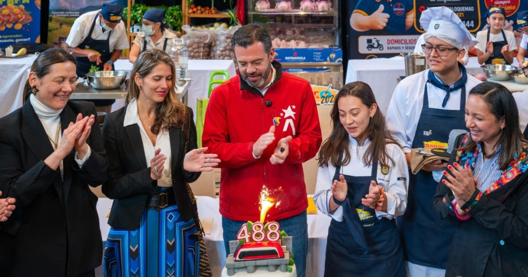 Foto de la celebración del cumpleaños de Bogotá con ajiaco en el Centro Felicidad de Chapinero,