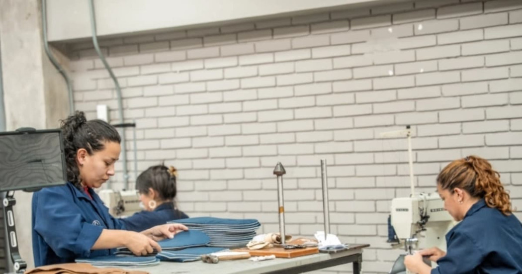 Foto de dos mujeres trabajando en una empresa de textiles.