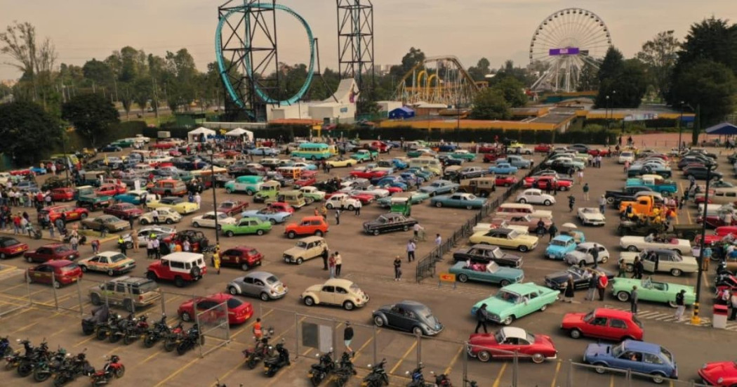 Foto de los autos antiguos y clásicos en el parqueadero del parque Salitre Mágico de Bogotá.
