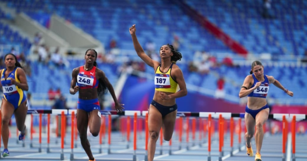 Foto de 4 atletas corriendo en una pista 
