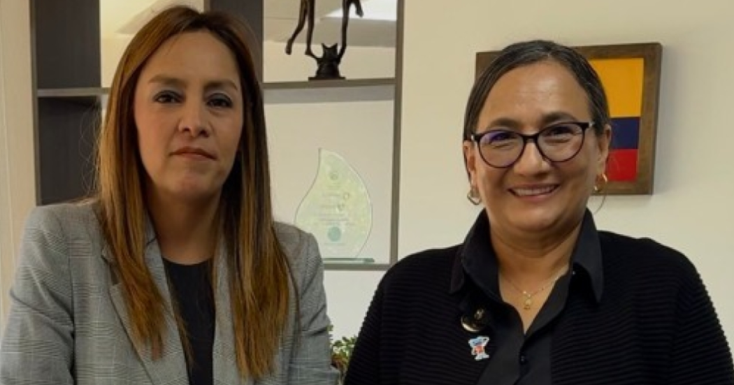 Foto de dos funcionarias del FONCEP y del Acueducto