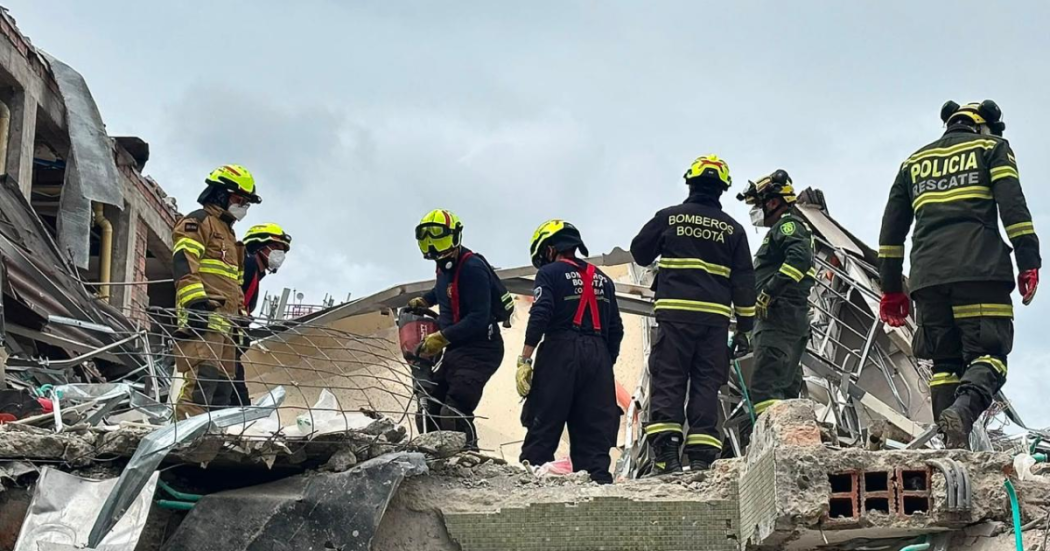 Foto de el Cuerpo Oficial de Bomberos de Bogotá apoyando en los escombros