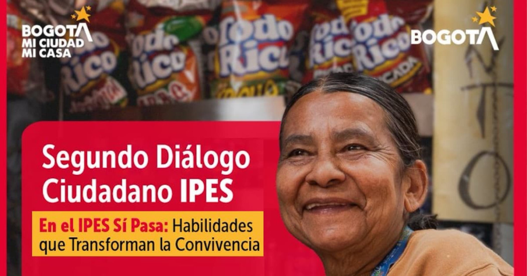Foto de una mujer vendedora informal en un quiosco del IPES en Bogotá.
