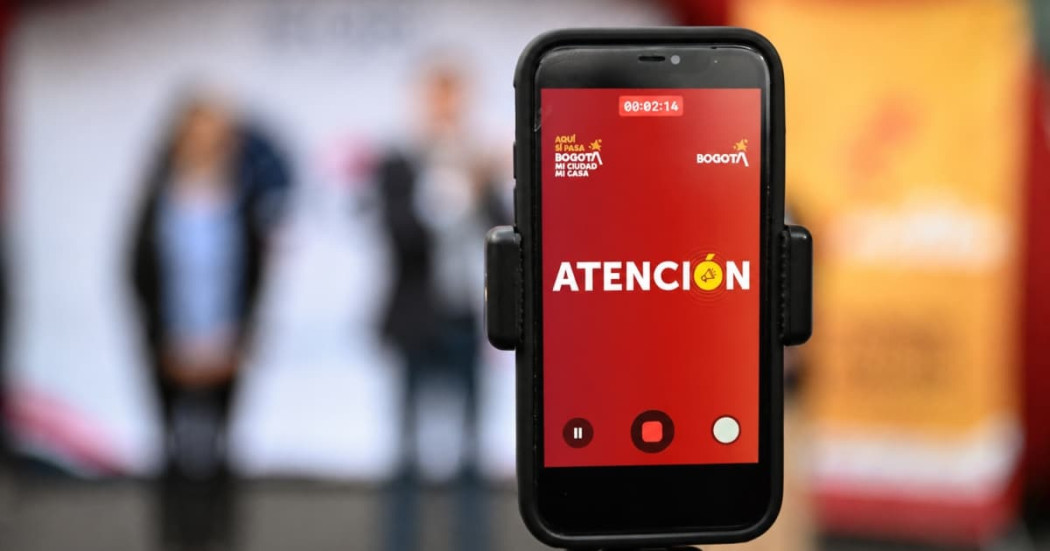 Foto de un celular con logo de canales oficiales de la Alcaldía Mayor de Bogotá.