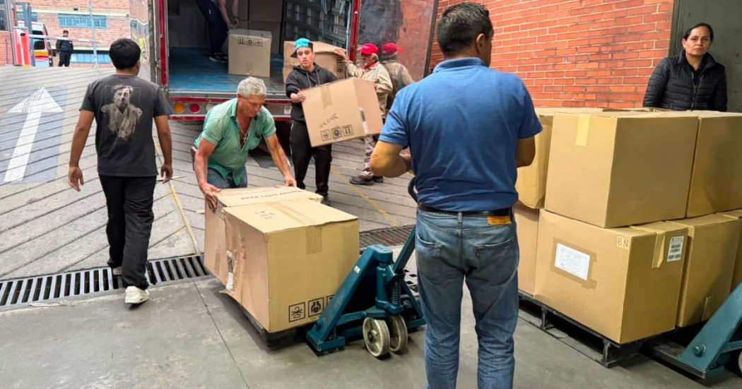 Foto de cargue de insumos médicos a camiones para su traslado desde Bogotá a zonas afectadas por el terremoto.