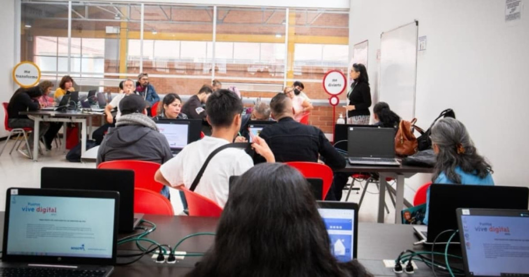 Foto de un grupo de jóvenes durante un proceso de formación con el IPES en Bogotá.