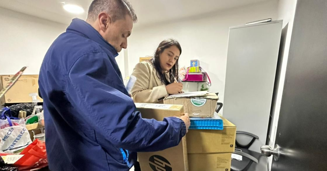 Foto de dos personas organizando elementos educativos 