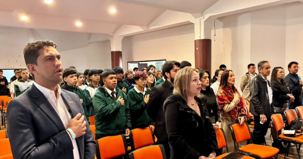 Foto de ciudadanos de Los Mártires en una charla 