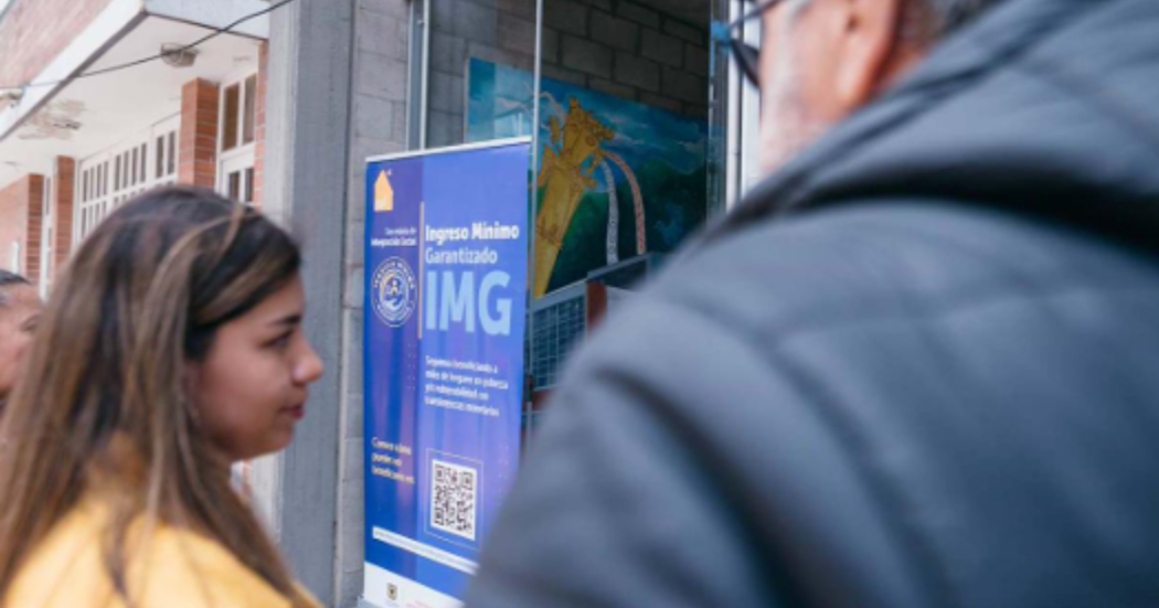 Foto de personas que reciben información sobre el programa Ingreso Mínimo Garantizado