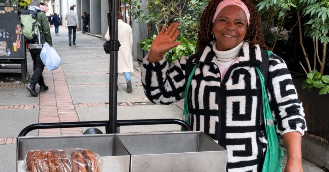 Foto de una mujer vendedora informal y beneficiaria de los mobiliarios semiestacionarios en Bogotá.