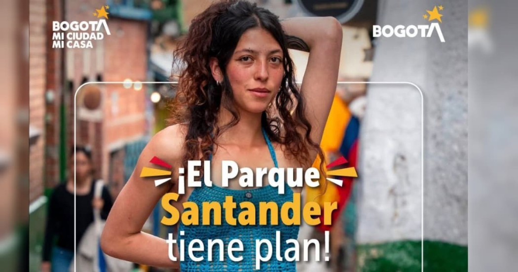 Foto de una mujer vendedora informal como modelo de ropa en Bogotá.