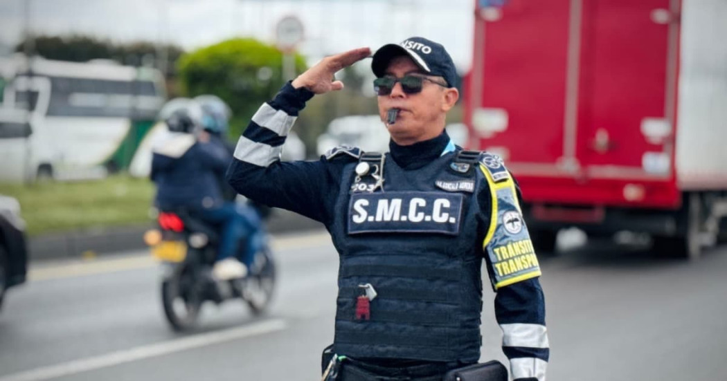 Foto de un agente de tránsito en una de las vías de Cundinamarca.