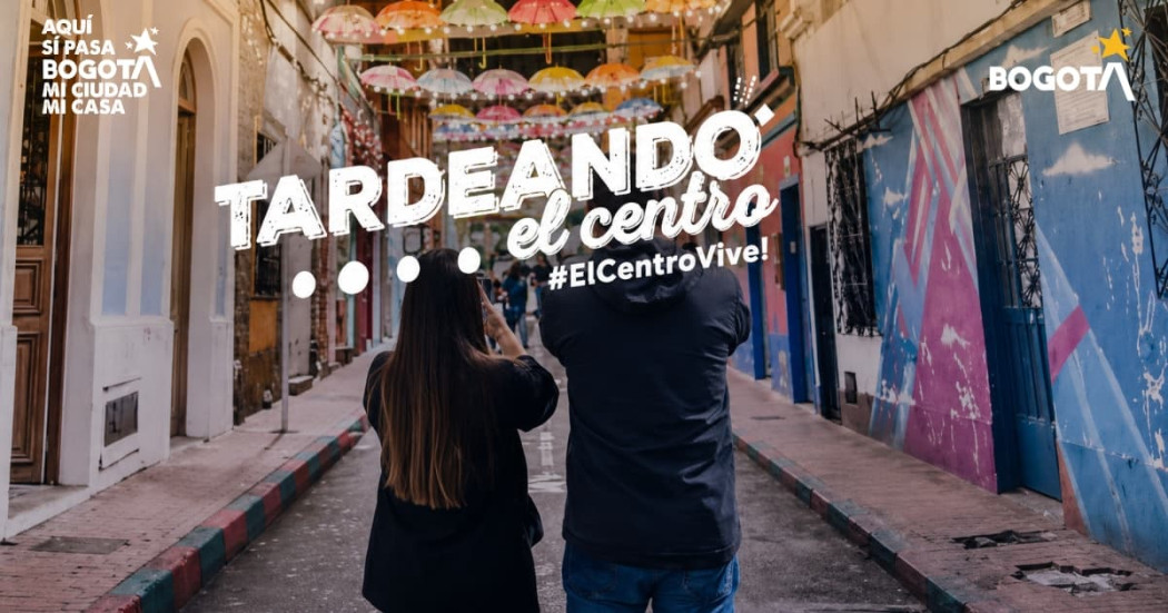 Foto de una calle en el centro de Bogotá y la imagen de 'Tardeando el Centro'.