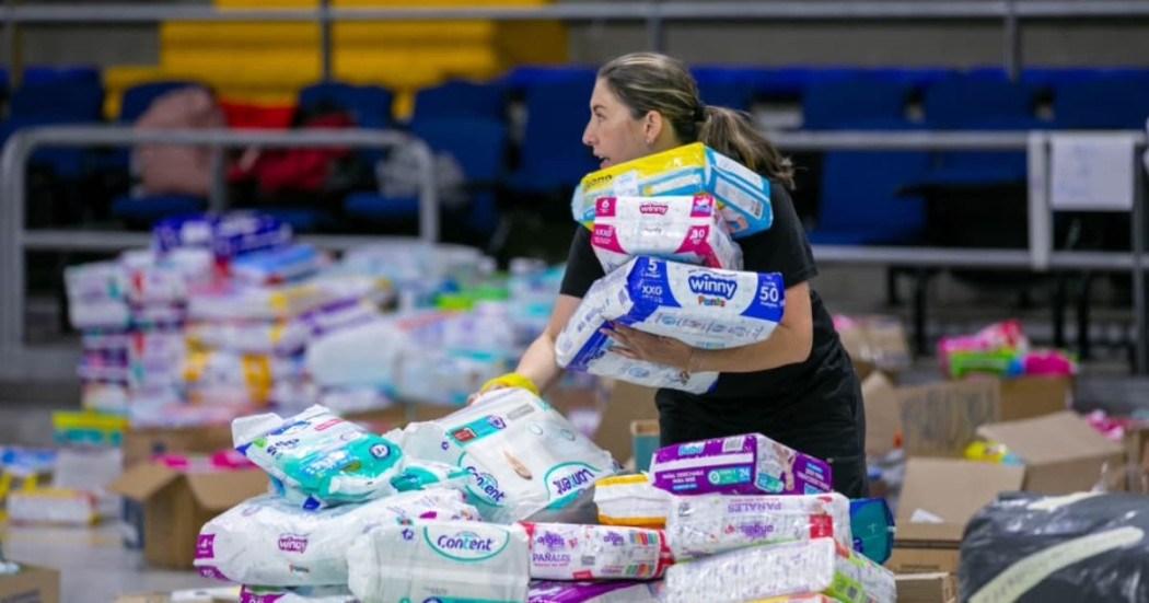 Foto de una mujer en uno de los puntos de acopio de ayudas humanitarias en Bogotá.