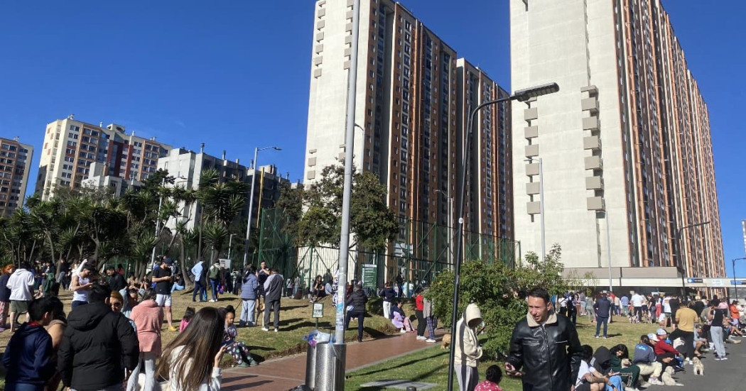 Foto de un ejercicio de evacuación de edificios en Bogotá.