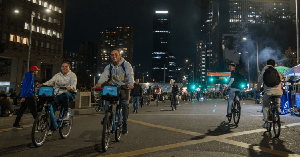 ciclistas bogotanos recorren calle de la ciudad habilitada duran Ciclovía Nocturna.