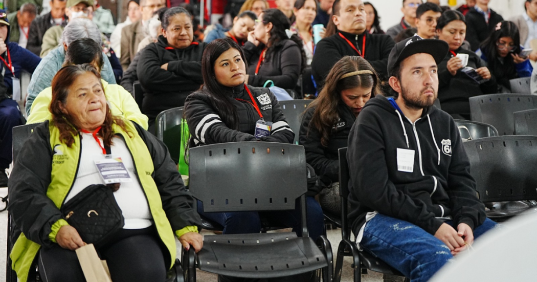 Foto de unos ciudadanos en una charla 