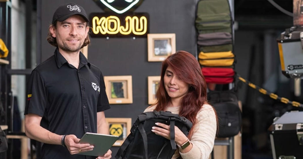 Foto de un hombre y una mujer en una empresa en Bogotá.
