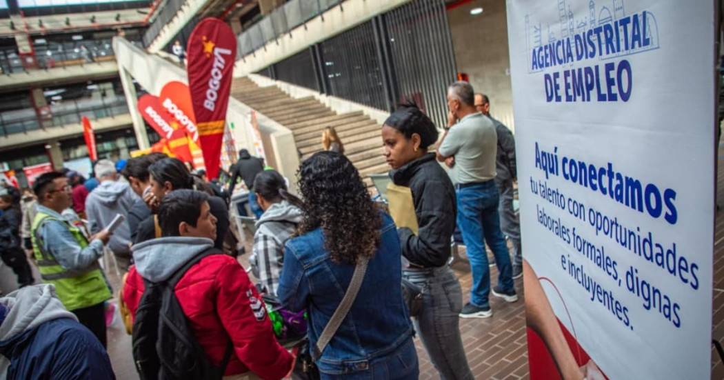 Foto de una feria de empleo en Bogotá.