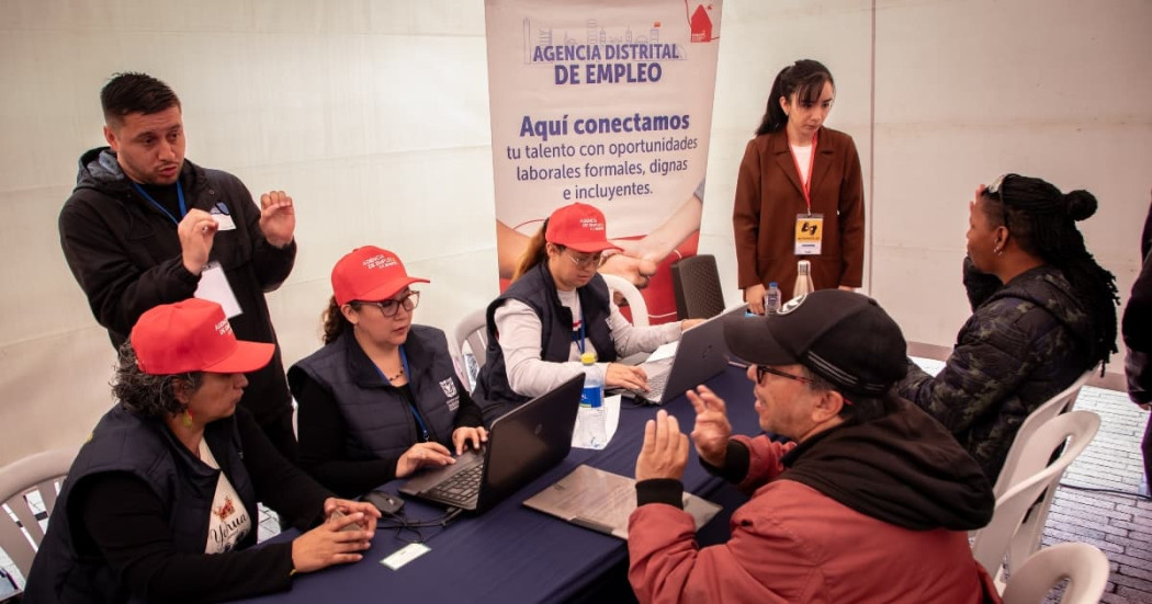 Foto de una feria de empleo en Bogotá.