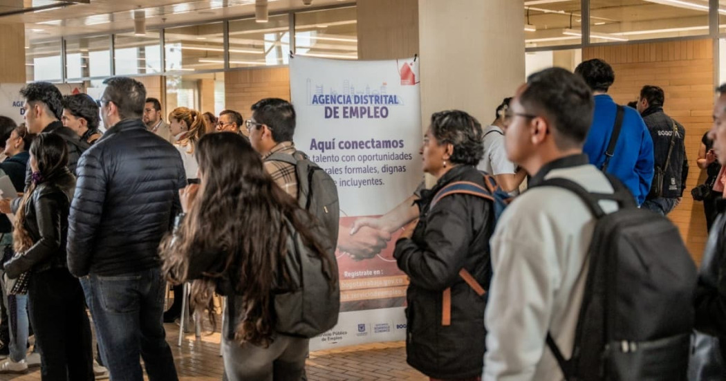 Foto de una feria de empleo en Bogotá.