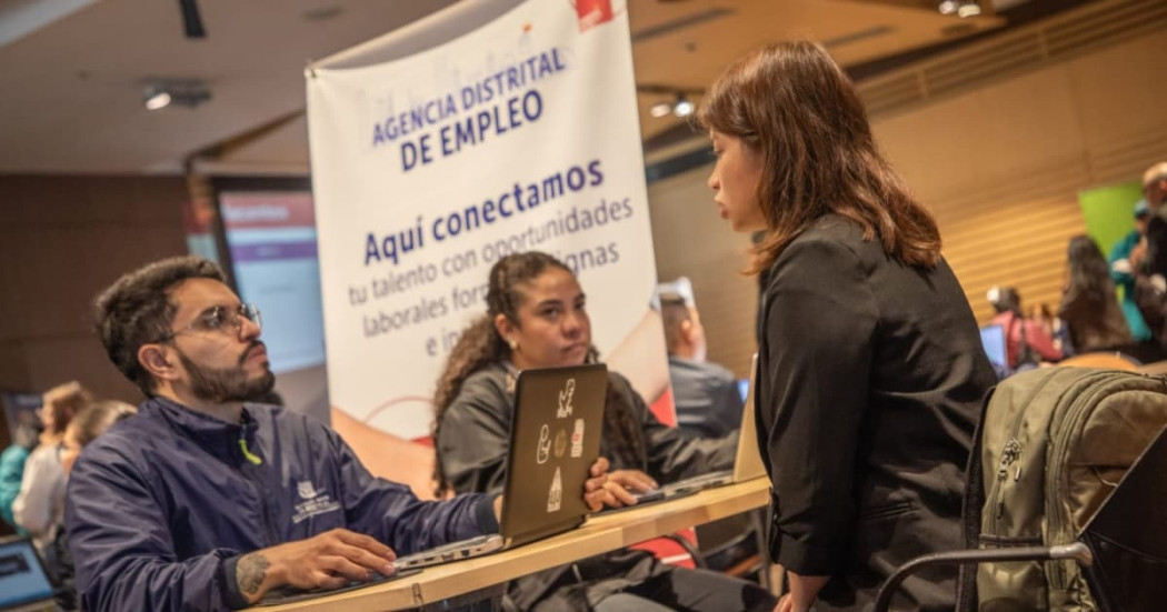 Foto de una feria de empleo en Bogotá.