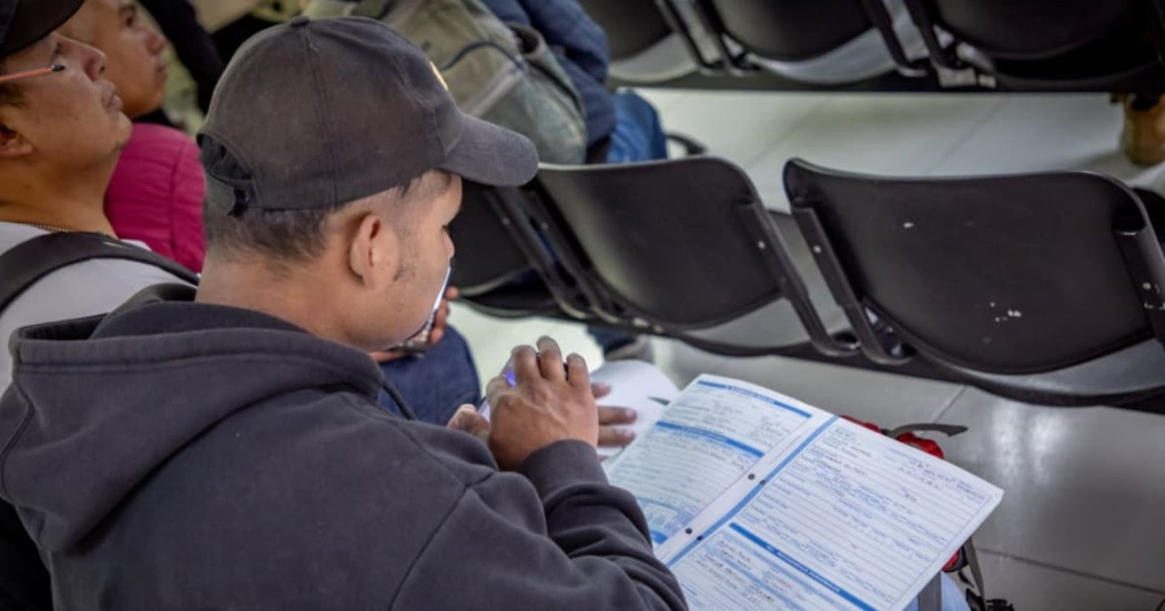 Foto de un hombre en una de las Ferias de Empleo en Bogotá.
