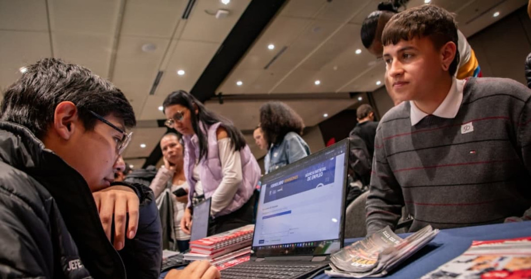 Foto de una feria de empleo en Bogotá.