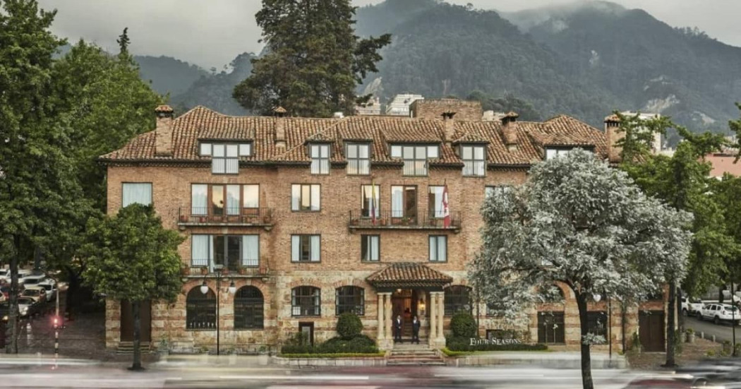 Foto de un hotel en Bogotá y de fondo los Cerros Orientales.