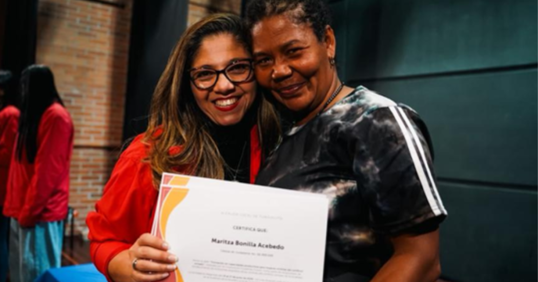 Foto de dos mujeres en la localidad de Tunjuelito.